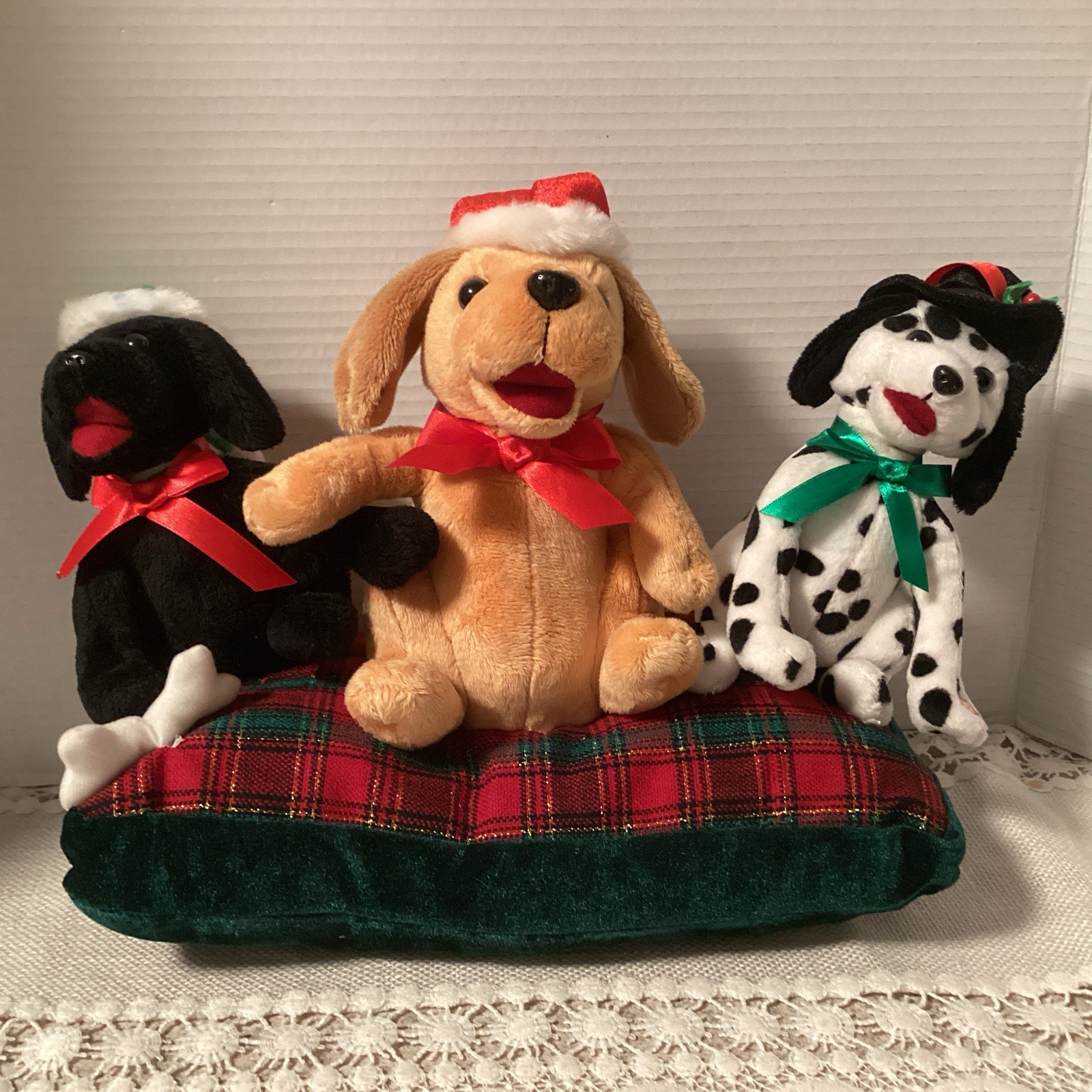 Gemmy Christmas Cuddly Carolers Animated Dogs Singing “Jolly Ol St Nick” Gemmy Christmas Cuddly Carolers Animated Dogs Singing “Jolly Ol St Nick”