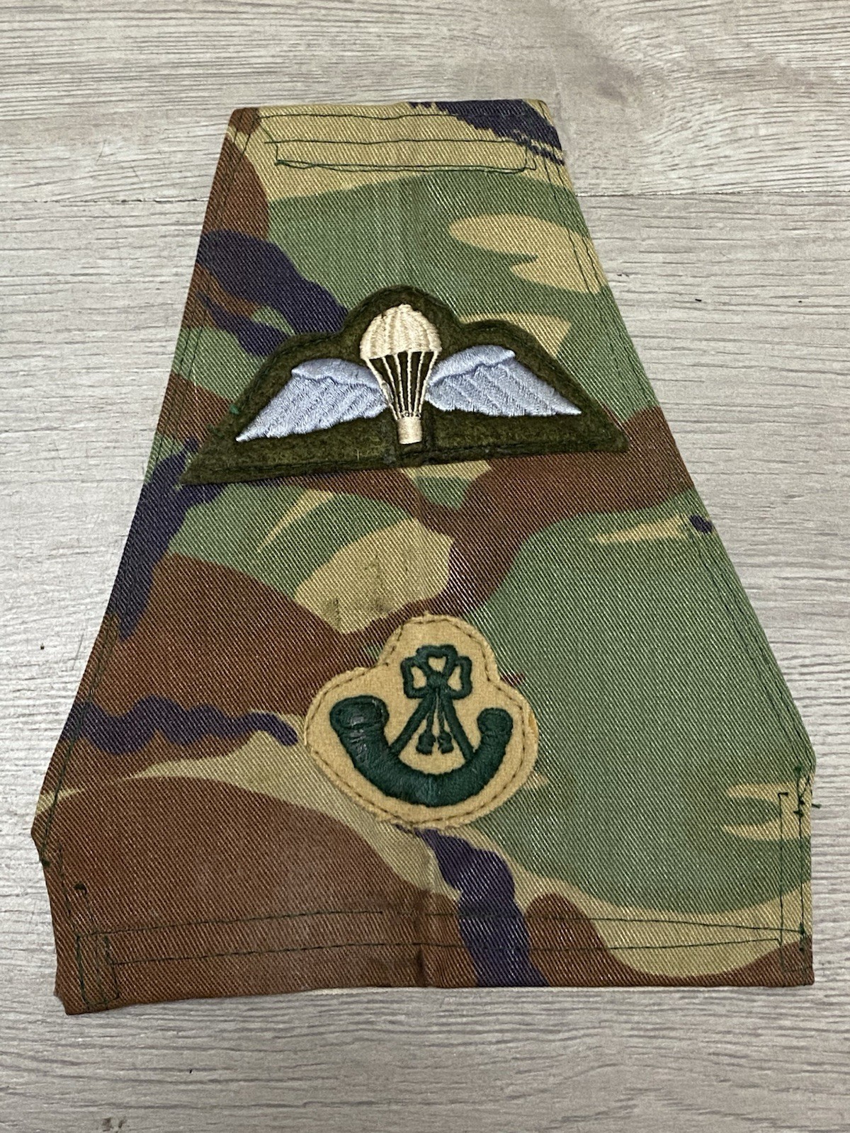 CAMOURFLAGE BRASSARD W/THE LIGHT INF. BUGLERS BADGE AND PARA WINGS