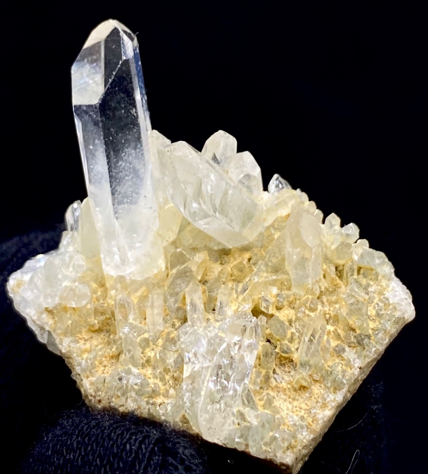 39 carat Beautiful natural Quartz crystal specimen from Pakistan 39 carat Beautiful natural Quartz crystal specimen from Pakistan