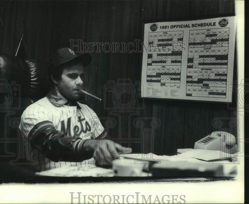 1981 Press Photo Mets\' Joe Torre ponders line up prior to home opener