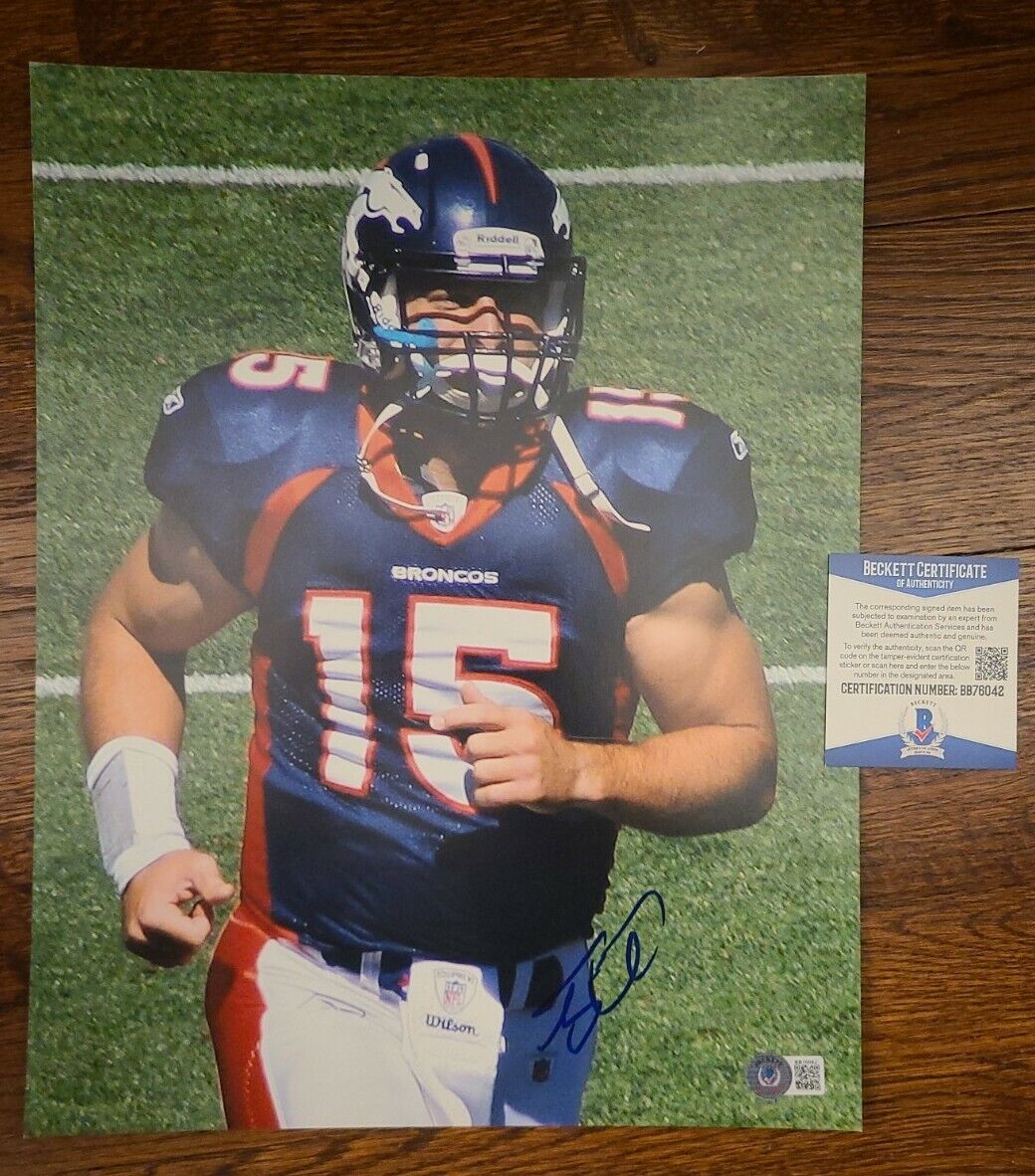 TIM TEBOW SIGNED 11X14 PHOTO DENVER BRONCOS BECKETT AUTHENTICATED #BB76042 WOW