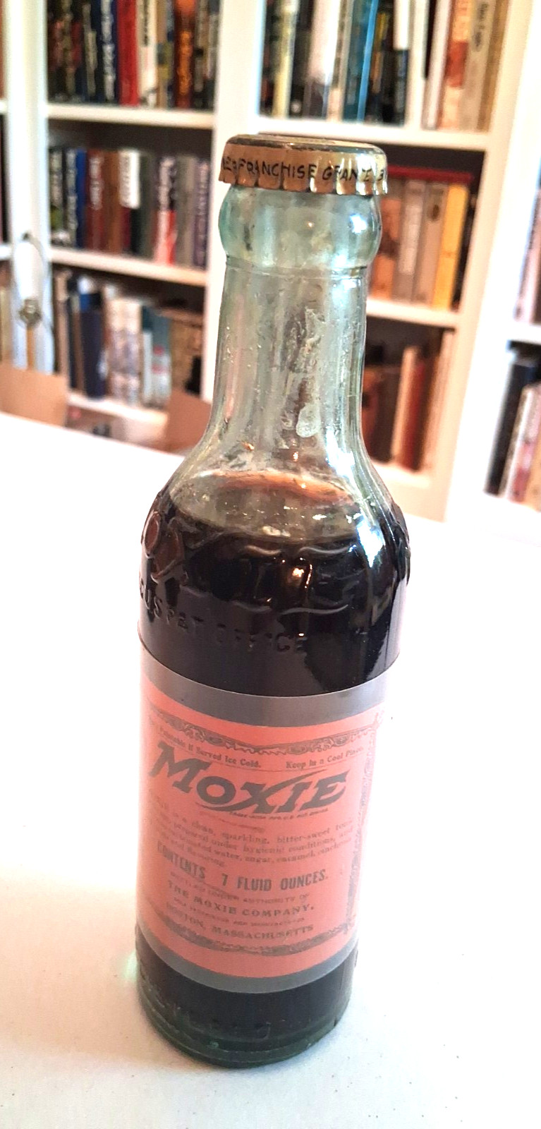 ORIGINAL 1940'S FULL MOXIE SODA BOTTLE W/ PYRO GLAZE LABEL & CAP BOSTON MASS. ORIGINAL 1940'S FULL MOXIE SODA BOTTLE W/ PYRO GLAZE LABEL & CAP BOSTON MASS.