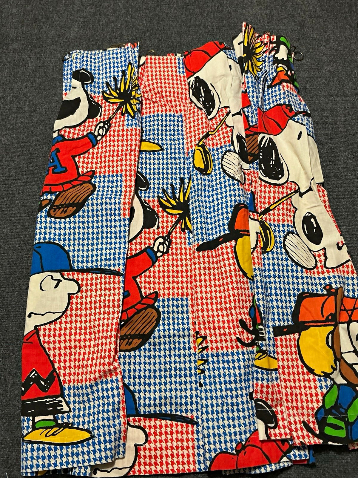 Vtg 71’ Peanuts Full Flat Sheets (2), 4 Curtain Panels, 2 Valences Vtg 71’ Peanuts Full Flat Sheets (2), 4 Curtain Panels, 2 Valences