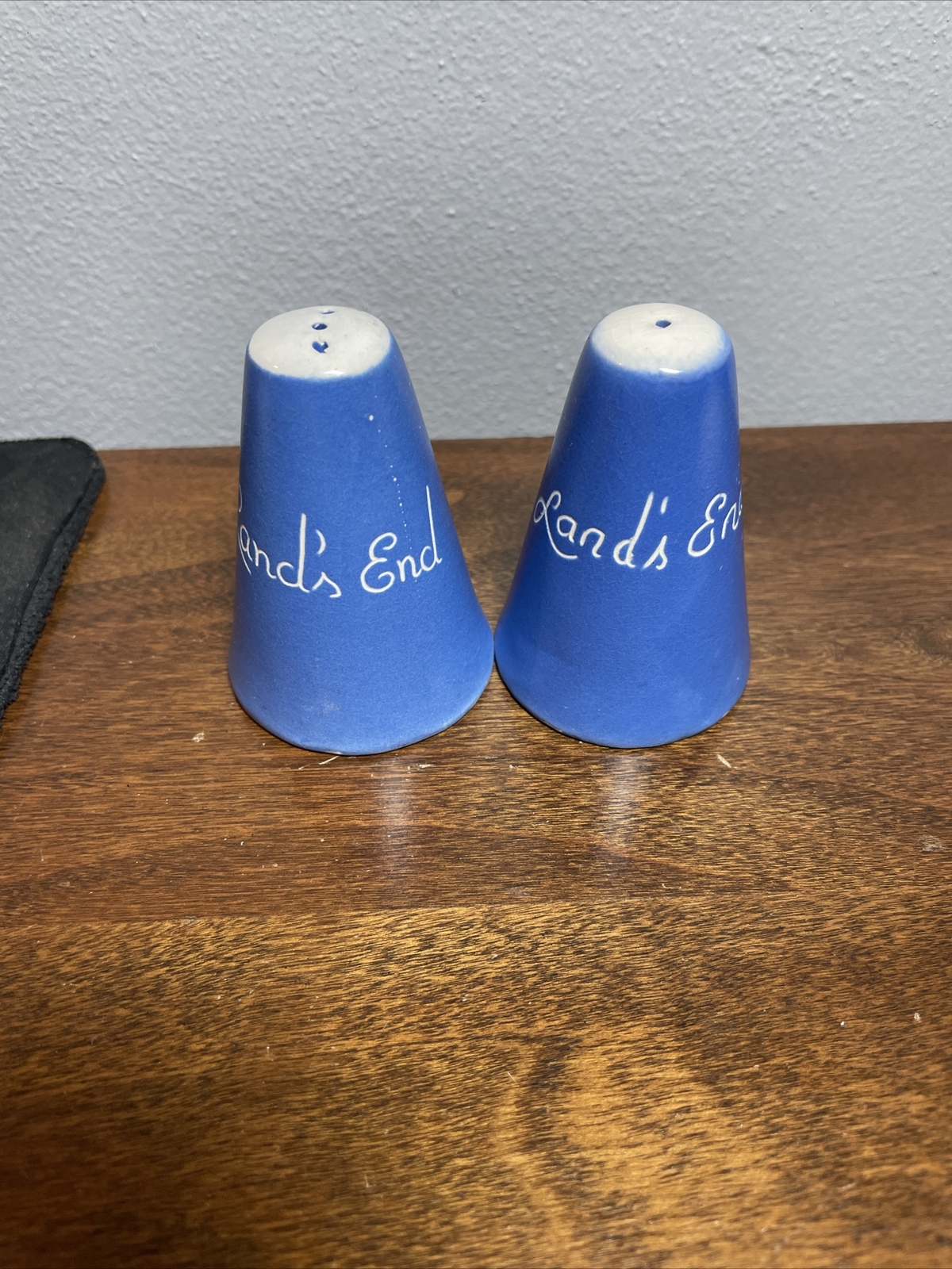 VINTAGE LAND'S END SALT & PEPPER SHAKER (5A)