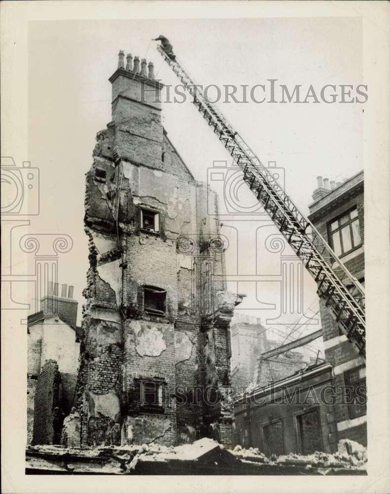 1941 Press Photo Worker prepares to pull down building bombed in World War II 1941 Press Photo Worker prepares to pull down building bombed in World War II