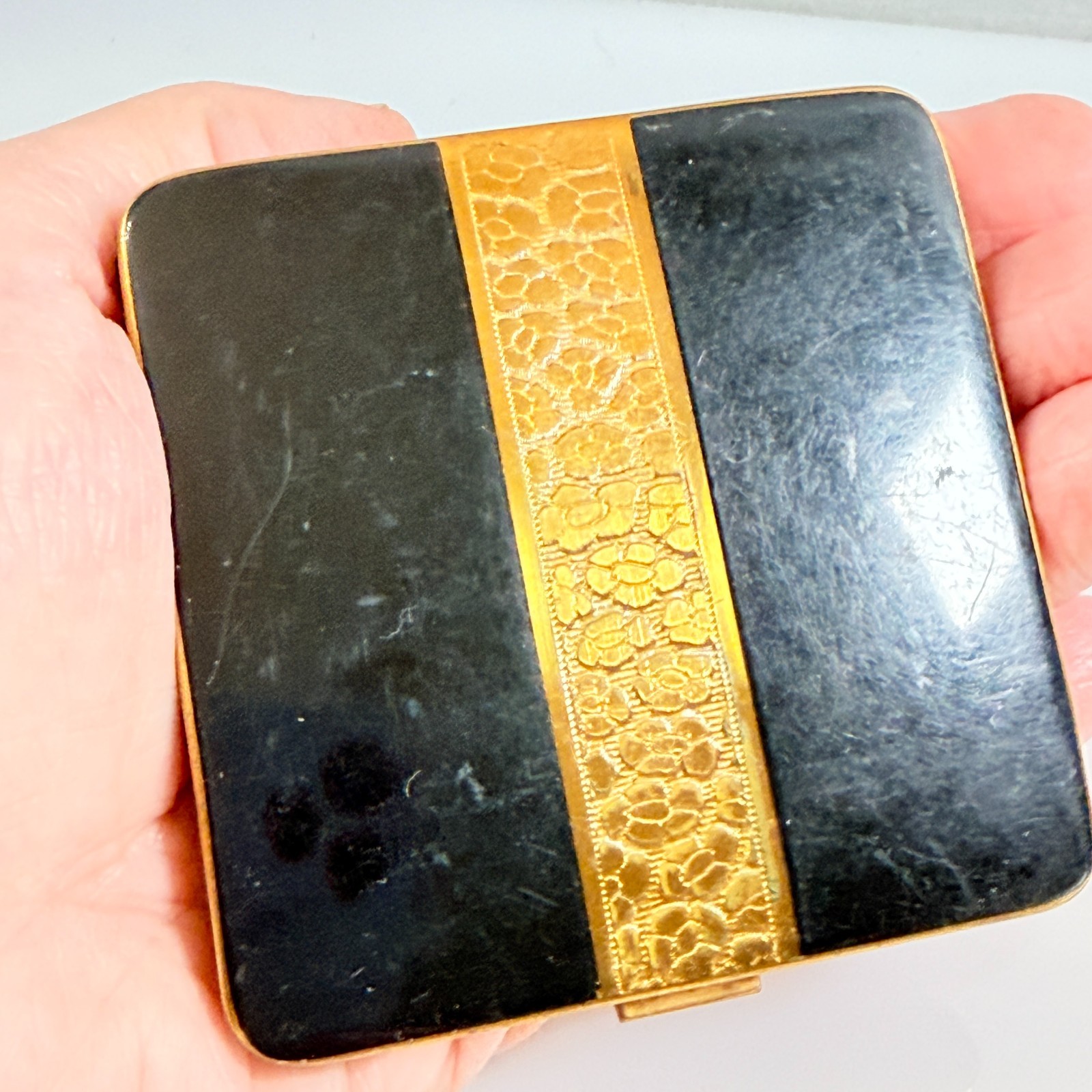 Vintage Powder Compact Black Enamel Gold Tone Mirror Floral Design Unbranded 40s Vintage Powder Compact Black Enamel Gold Tone Mirror Floral Design Unbranded 40s