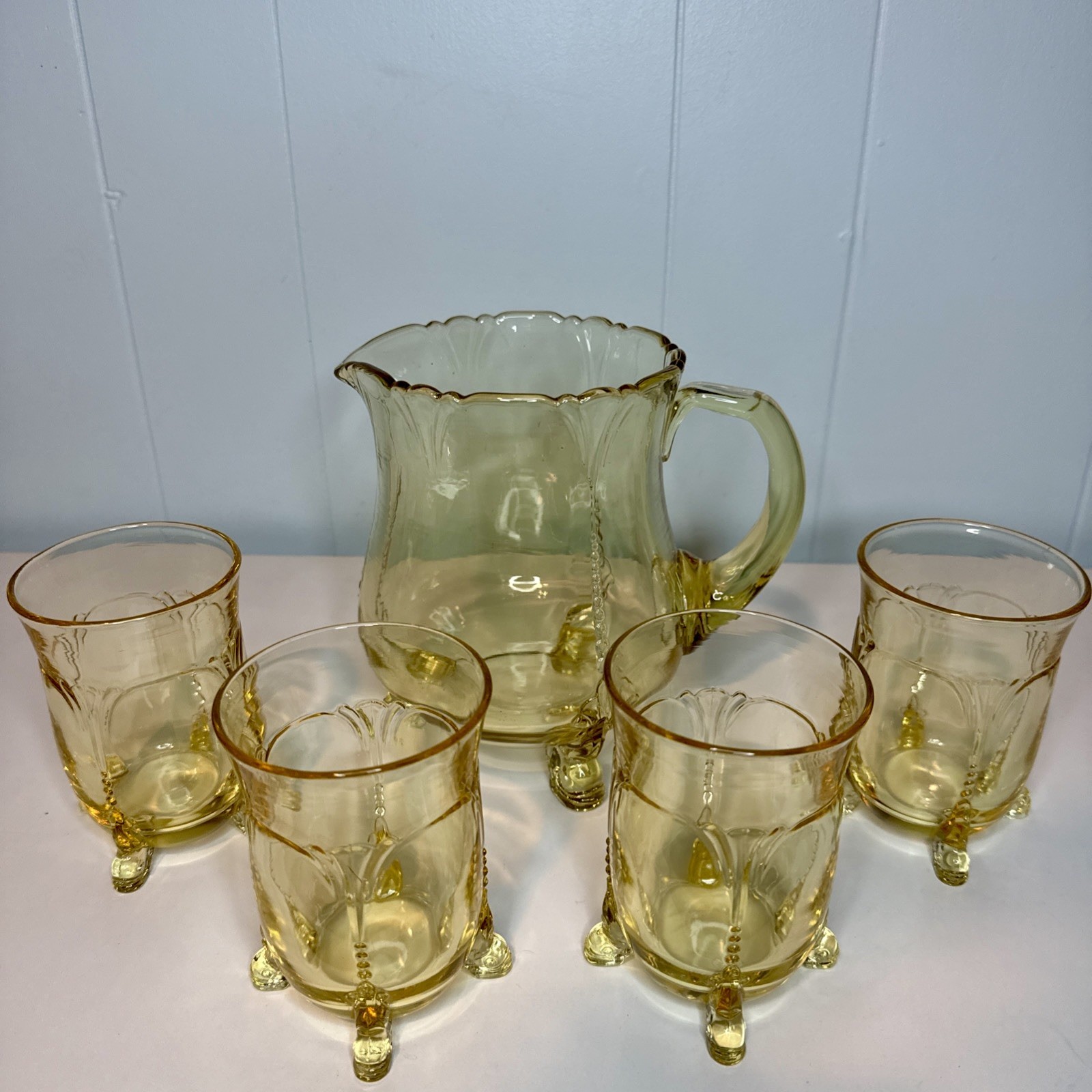 VINTAGE HEISEY EMPRESS SAHARA 3-TOED DOLPHIN JUG & 4 DOLPHIN FOOTED TUMBLERS VINTAGE HEISEY EMPRESS SAHARA 3-TOED DOLPHIN JUG & 4 DOLPHIN FOOTED TUMBLERS