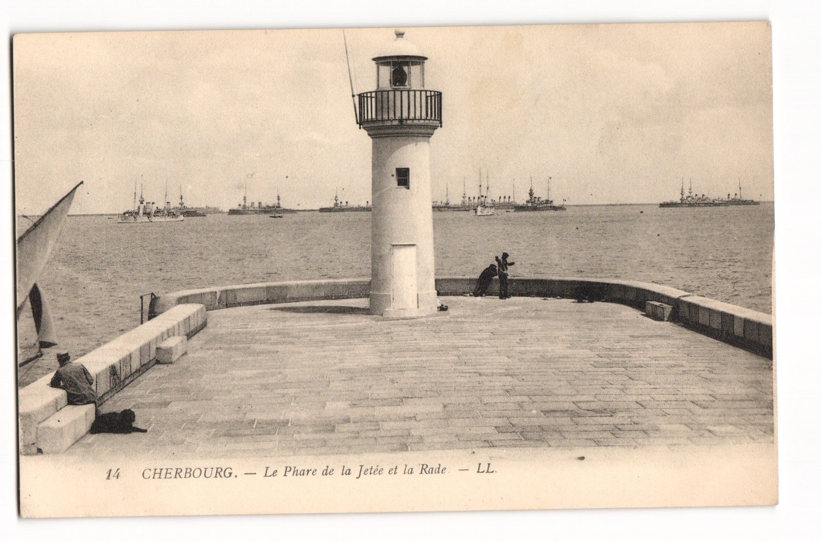 Cherbourg Le Phare de la Jetée et la Rade Lighthouse Warships LL Postcard Cherbourg Le Phare de la Jetée et la Rade Lighthouse Warships LL Postcard