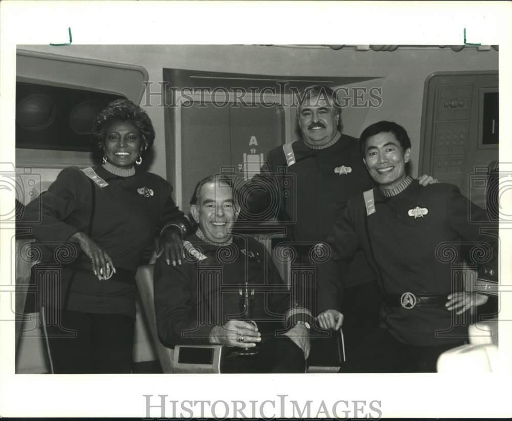 1989 Press Photo Robin Leach with the cast members of the film \ 1989 Press Photo Robin Leach with the cast members of the film \