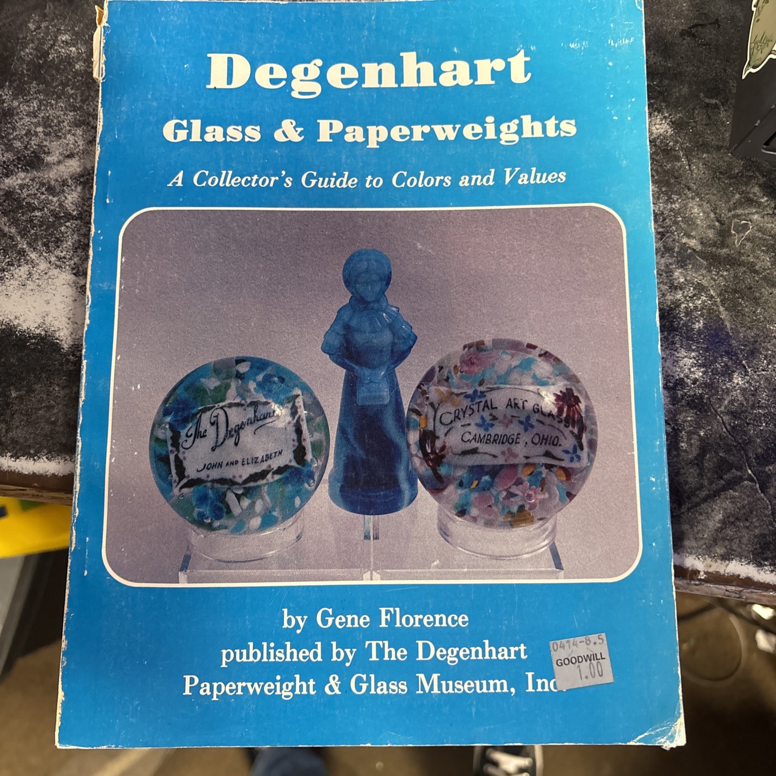 Vintage Degenhart Glass and Paperweight Collector's Guide by Gene Florence Vintage Degenhart Glass and Paperweight Collector's Guide by Gene Florence
