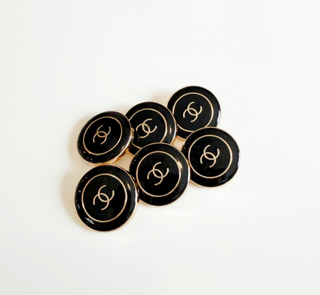 STAMPED lot of 6 Designer Black and Gold Button 23mm STAMPED lot of 6 Designer Black and Gold Button 23mm