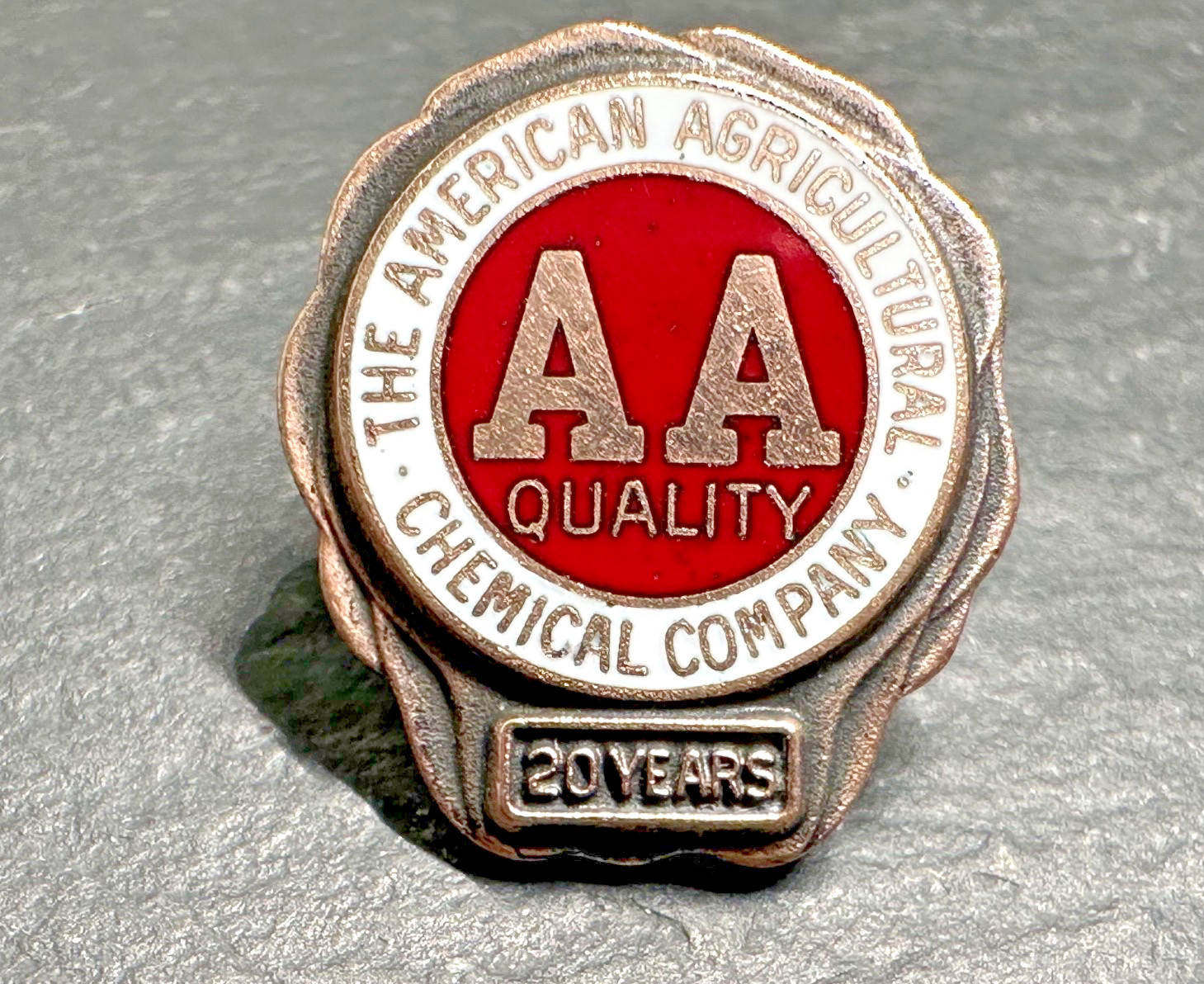 AA QUALITY AMERICAN AGRICULTURAL CHEMICAL CO 20 YEARS EMPLOYEE AWARD PIN G761 AA QUALITY AMERICAN AGRICULTURAL CHEMICAL CO 20 YEARS EMPLOYEE AWARD PIN G761