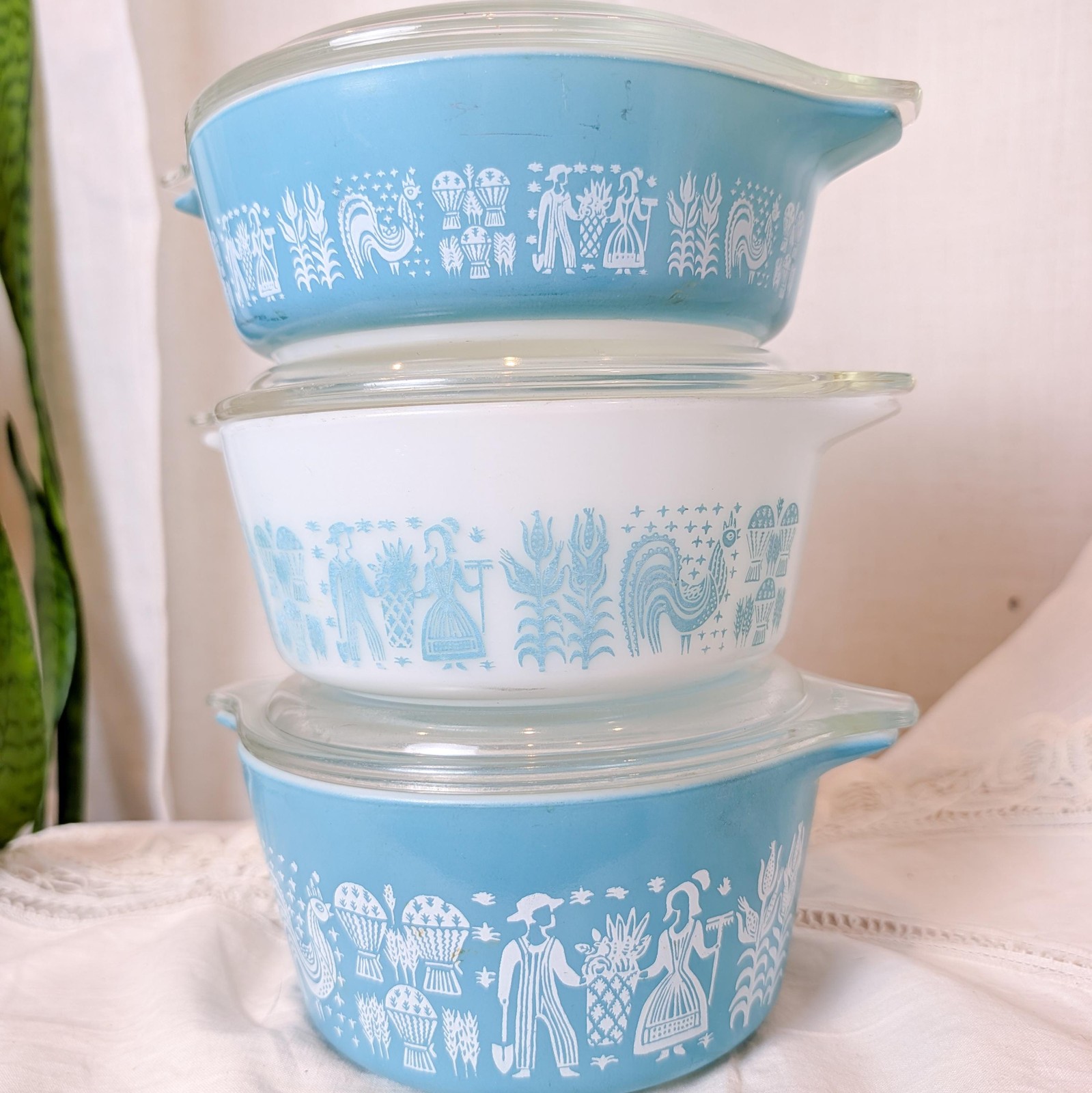 Vintage Pyrex Amish Butterprint Set of Round Casserole Dishes With Lids Vintage Pyrex Amish Butterprint Set of Round Casserole Dishes With Lids