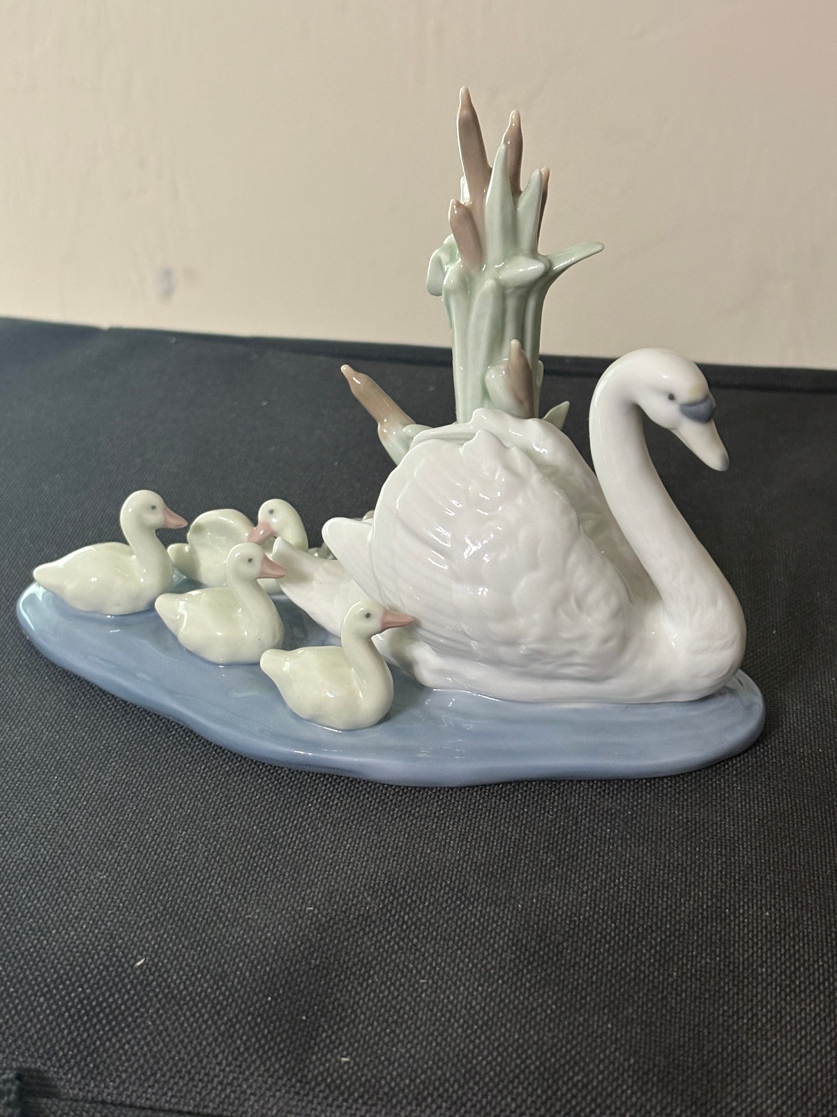Lladro Follow Me Swans Swimming Mom Babies Figurine 5722 retired 1990 mint VTg