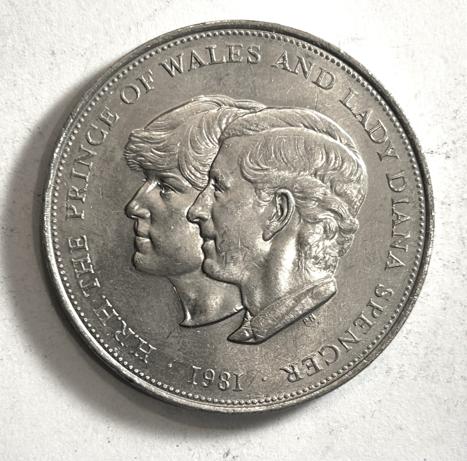 LADY DIANA AND CHARLES 1981, ELIZABETH GREAT BRITAIN CROWN COIN LADY DIANA AND CHARLES 1981, ELIZABETH GREAT BRITAIN CROWN COIN