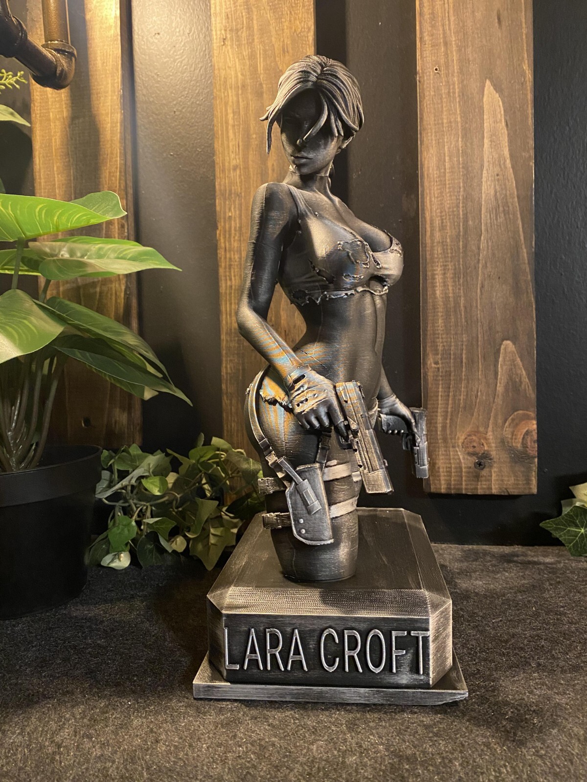 LARA CROFT statue Tomb Raider 14in Tall LARA CROFT statue Tomb Raider 14in Tall