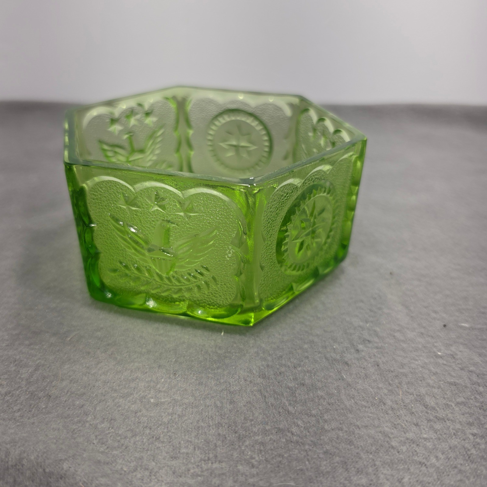 Vintage Green Glass Hexagon Bowl American Eagle Starburst Pressed Glass 4.5\ Vintage Green Glass Hexagon Bowl American Eagle Starburst Pressed Glass 4.5\