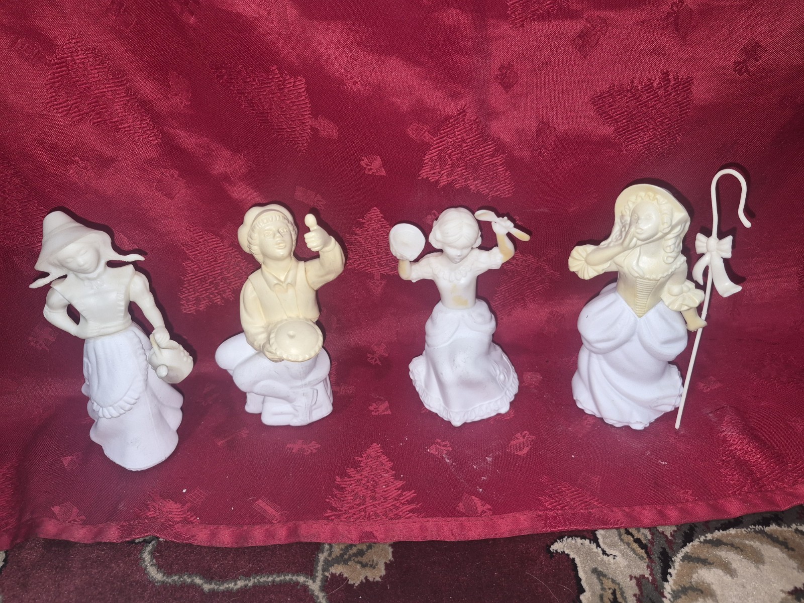 4 vintage Avon nursery rhyme perfume and cologne bottle decanters from the 1970s 4 vintage Avon nursery rhyme perfume and cologne bottle decanters from the 1970s