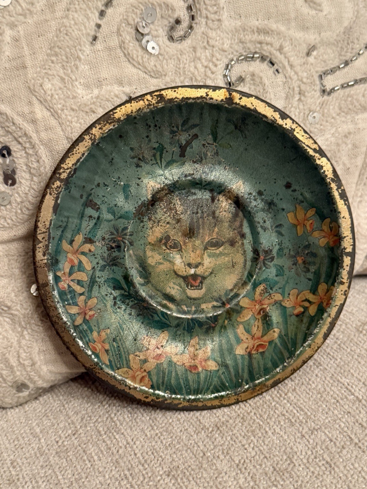Antique Victorian Lithographed Tin Cat Kitten Toy Plate Daffodils 4.5” Rare