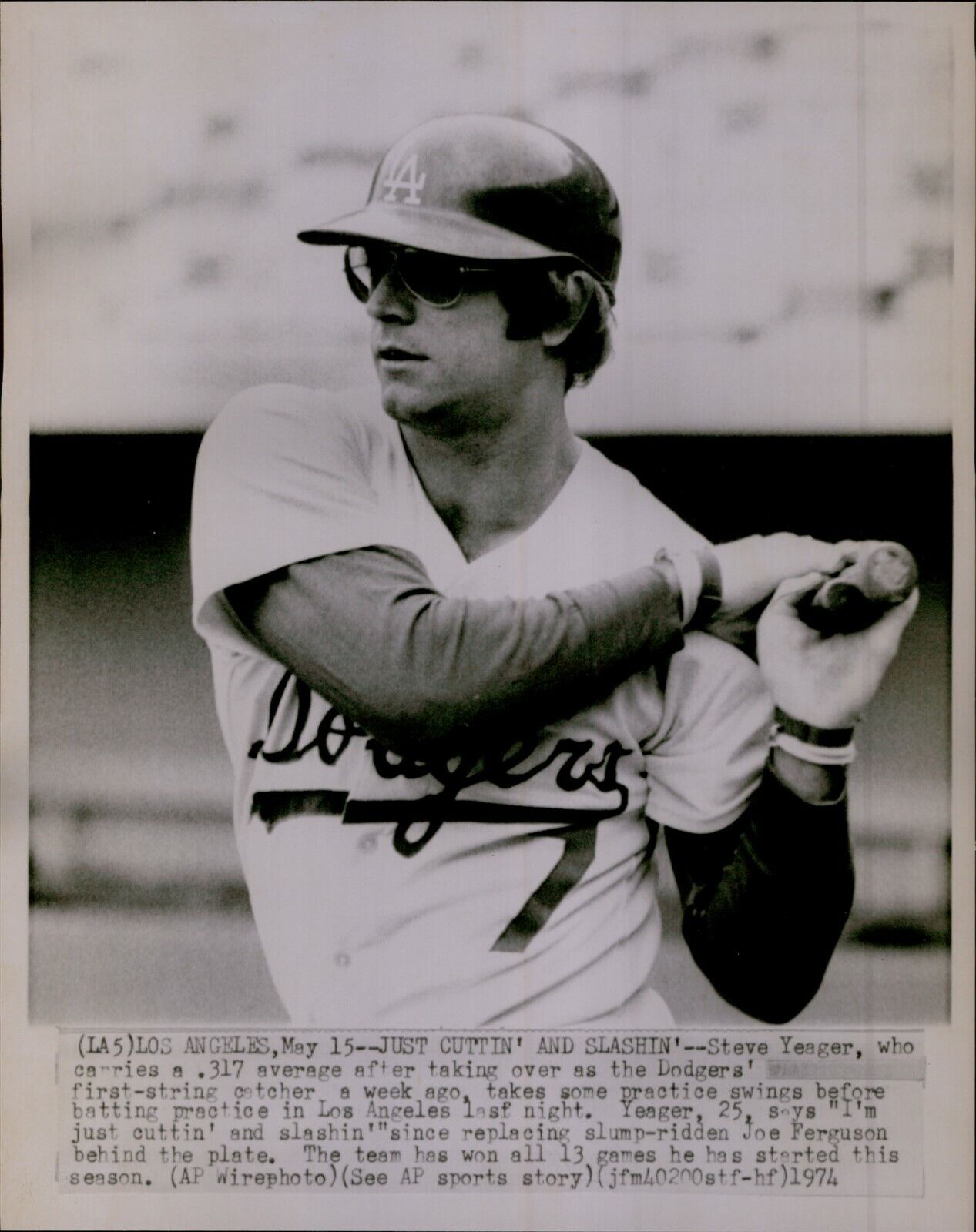LG786 1974 Wire Photo STEVE YEAGER Los Angeles Dodges Baseball Batting Practice