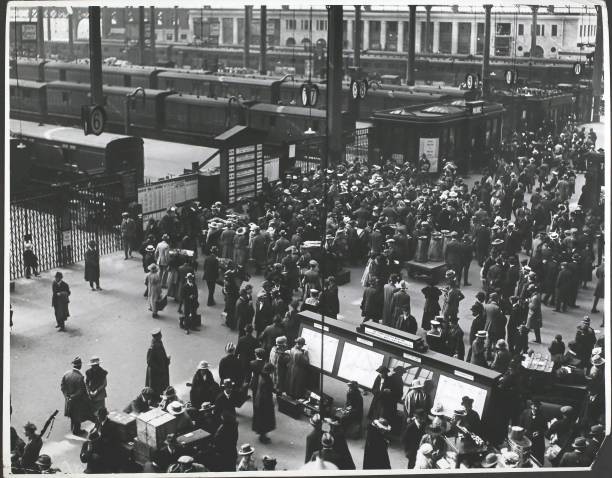 Crowd at Waterloo Station in London England 1919 OLD PHOTO Crowd at Waterloo Station in London England 1919 OLD PHOTO