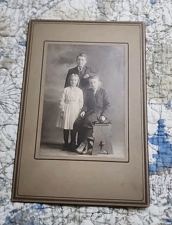Antique cabinet card Formal photo children 3 Siblings Vinton Iowa Engledow
