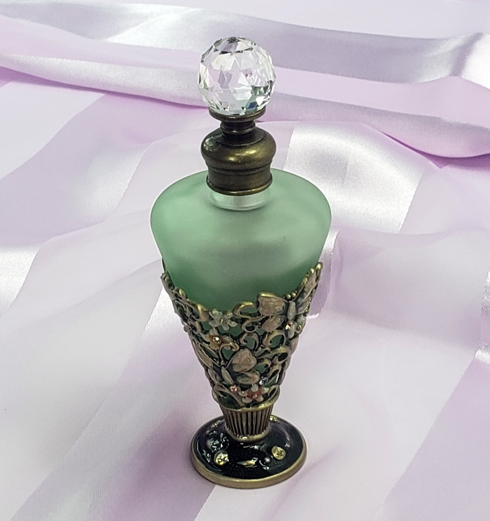Retro Vintage Style Perfume Bottle Metal Glass with Metal Perfume Dauber - GM329 Retro Vintage Style Perfume Bottle Metal Glass with Metal Perfume Dauber - GM329