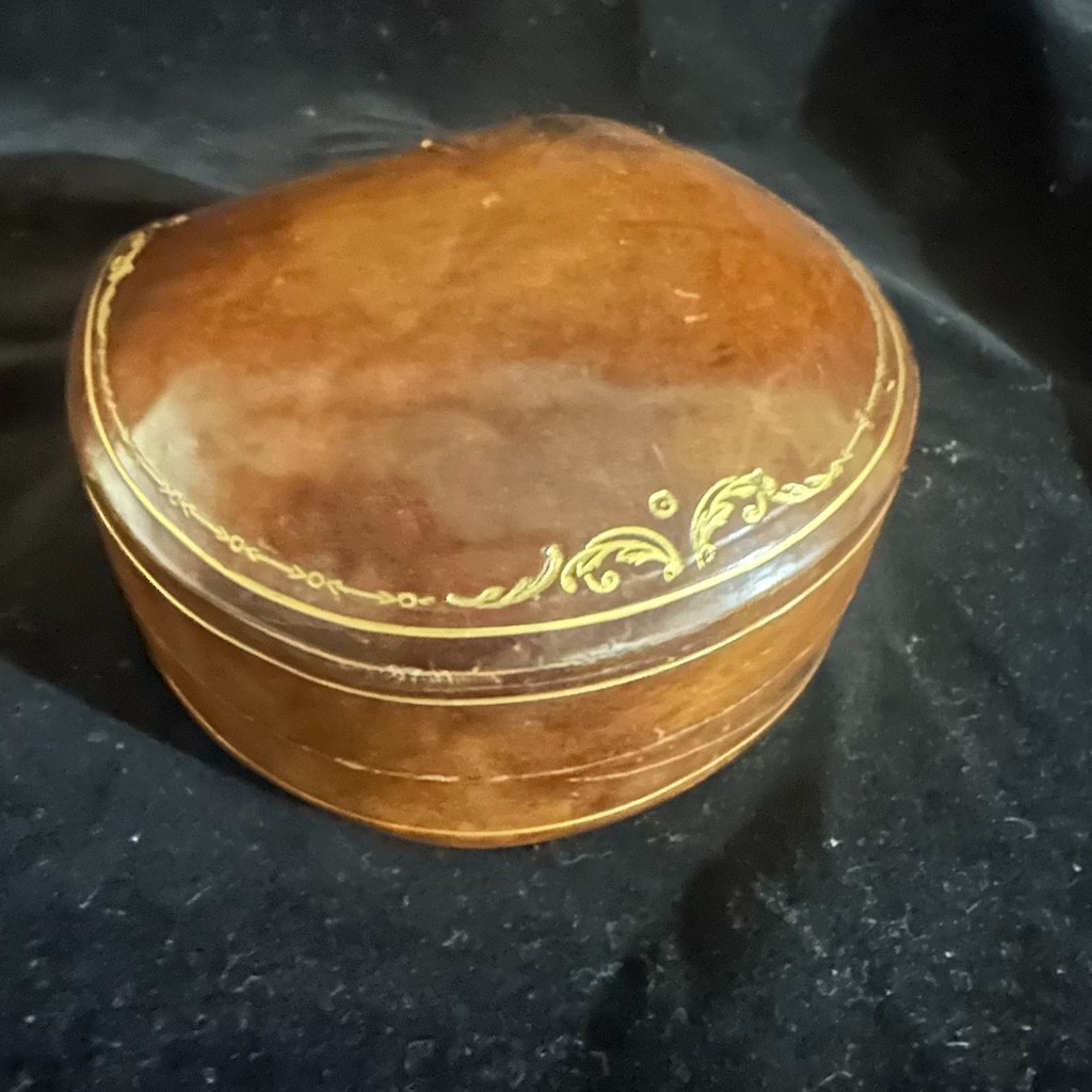 Vtg ITALIAN GENUINE LEATHER Clam Shell Box ANTIQUE Velvet ITALY Watch/Jewelry Vtg ITALIAN GENUINE LEATHER Clam Shell Box ANTIQUE Velvet ITALY Watch/Jewelry