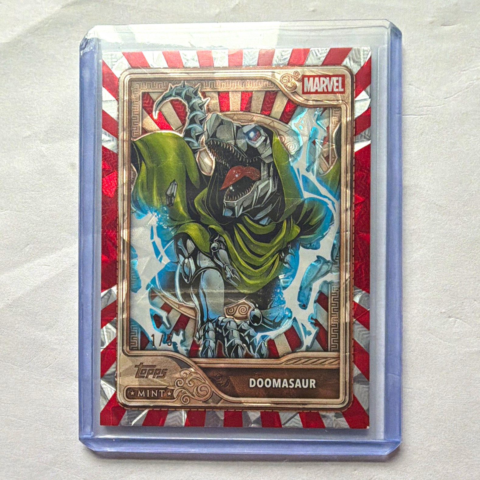 Topps 2026 Topps Mint Marvel Doomasaur #39 Red Diamanté 1/5 Topps 2026 Topps Mint Marvel Doomasaur #39 Red Diamanté 1/5