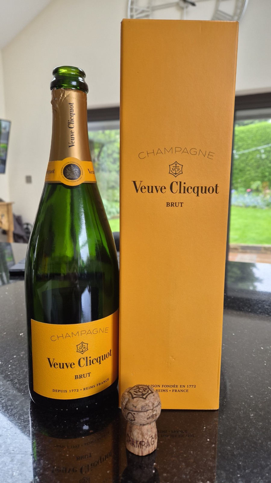 EMPTY VEUVE CLICQUOT CHAMPAGNE BOTTLE 75cl Gift Box + cork EMPTY VEUVE CLICQUOT CHAMPAGNE BOTTLE 75cl Gift Box + cork