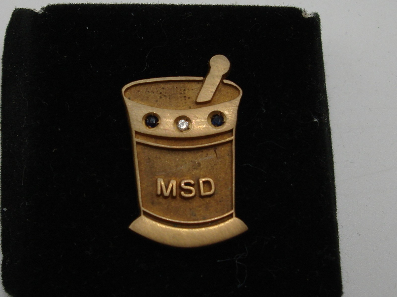 VINTAGE MERCK, SHARP & DOHME MORTAR & PESTLE PHARMACEUTICAL AWARD TIE TAC VINTAGE MERCK, SHARP & DOHME MORTAR & PESTLE PHARMACEUTICAL AWARD TIE TAC