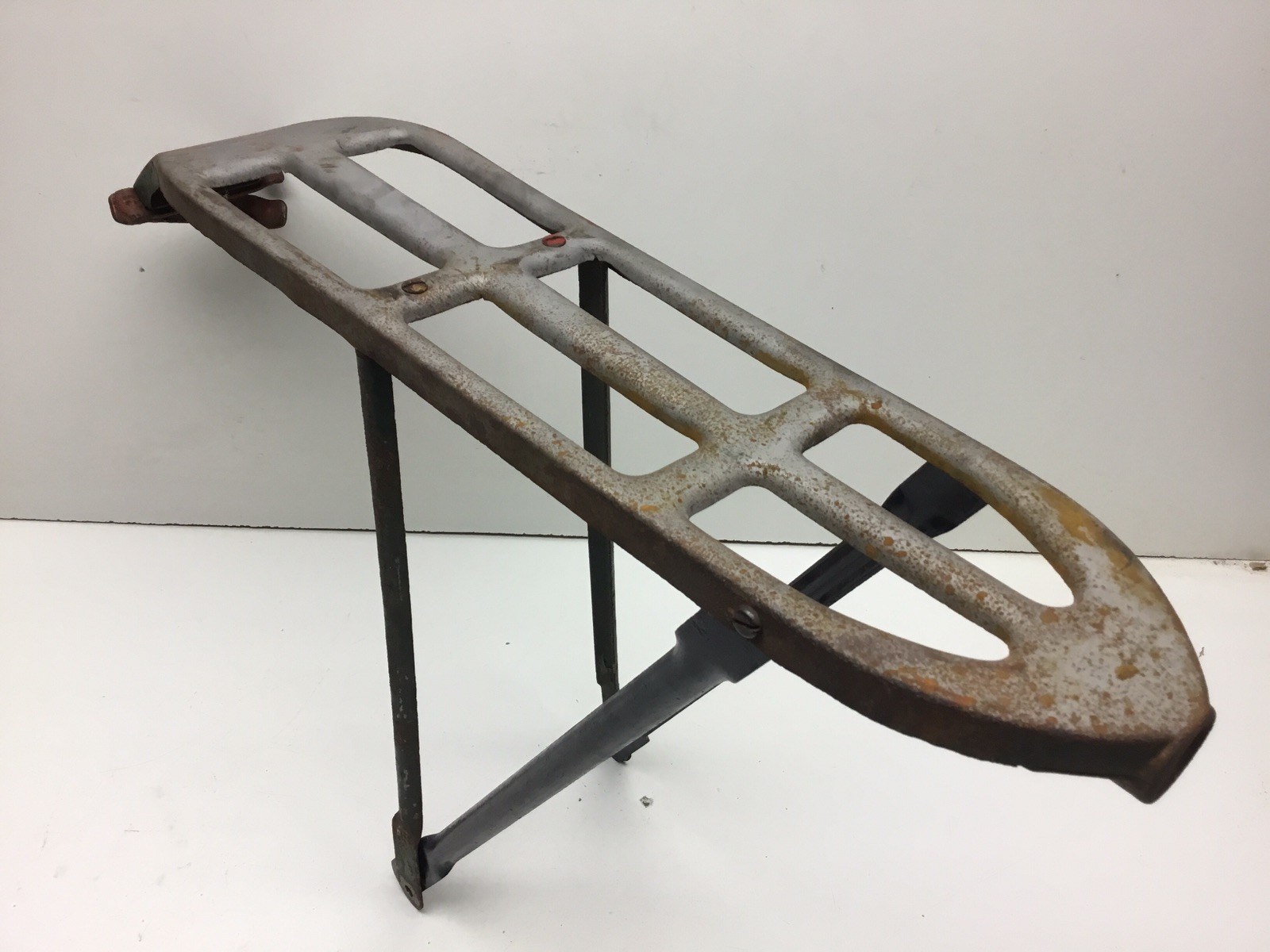 Vintage 1940/50s Schwinn 6 Hole Rear Rack B6 Autocycle 26” Bike Postwar Vintage 1940/50s Schwinn 6 Hole Rear Rack B6 Autocycle 26” Bike Postwar