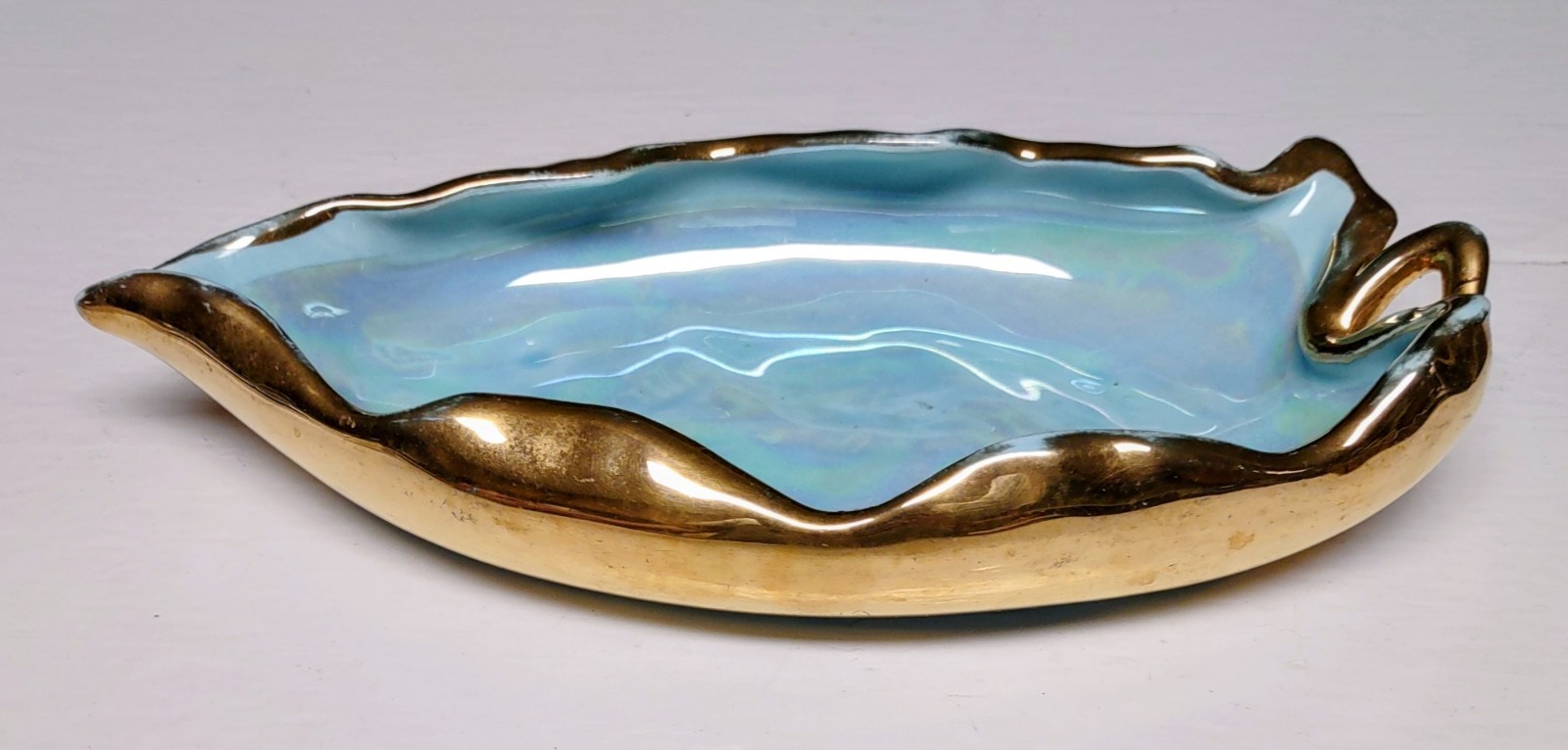 Vintage Beautiful Hand Decorated 24K Gold Accented Ceramic Leaf Bowl Light Blue Vintage Beautiful Hand Decorated 24K Gold Accented Ceramic Leaf Bowl Light Blue