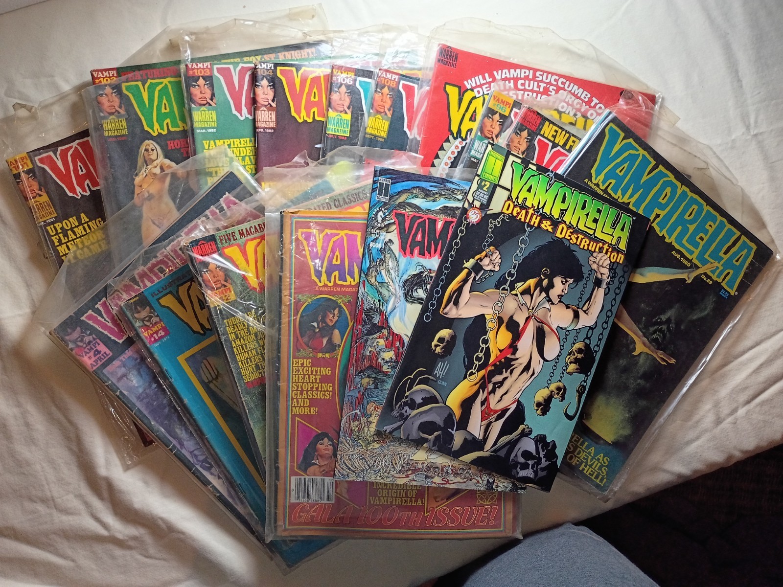 Vampirella Vintage Warren Comics - 17 Books - Keys: (Harris #1),  #2 #4 #14 #100