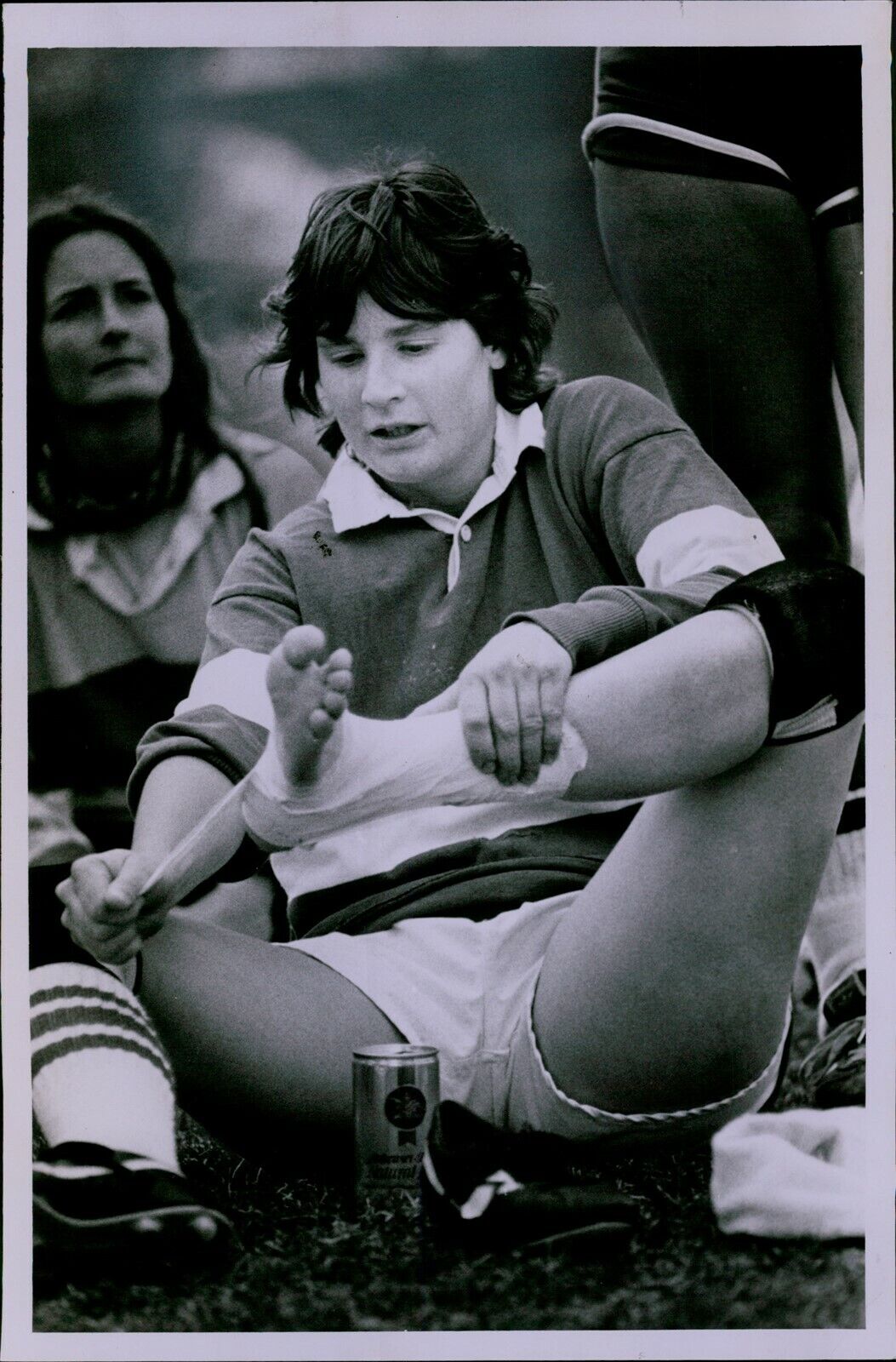 LG890 1978 Original Lyn Alweis Photo WOMAN RUGBY PLAYER WRAPPING FOOT Colorado