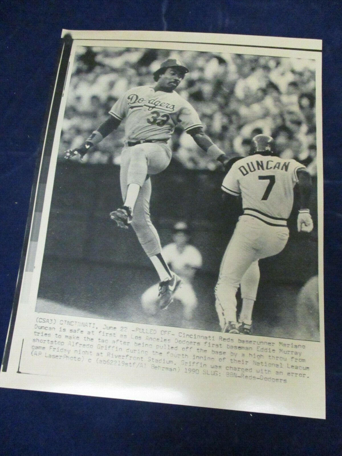1990 MLB Mariano Duncan tagged by Eddie Murray leaping Vintage Wire Press Photo