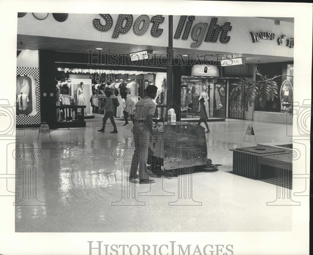 1972 Press Photo Custodian maintaining the cleanliness at Lakeside Shopping Mall