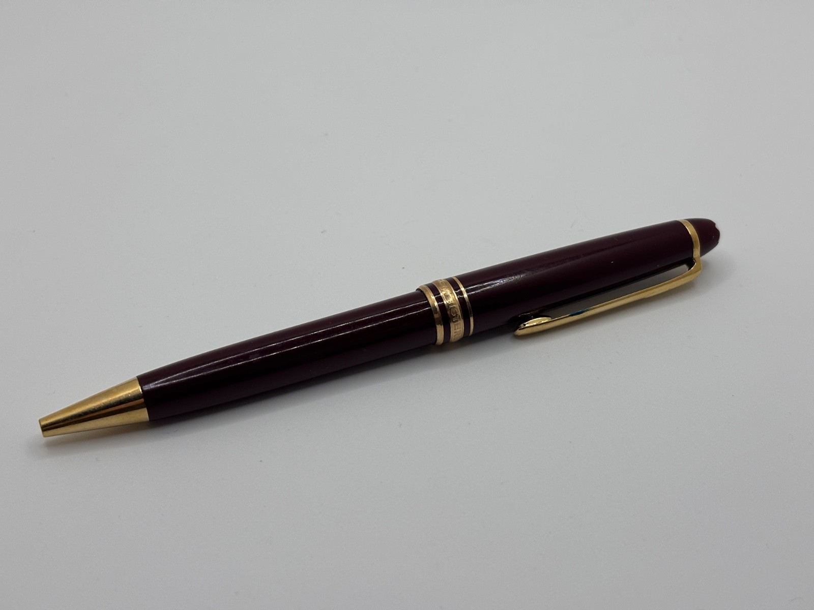 Montblanc Gold Finish Meisterstuck Classique Luxury Ballpoint Pen Montblanc Gold Finish Meisterstuck Classique Luxury Ballpoint Pen