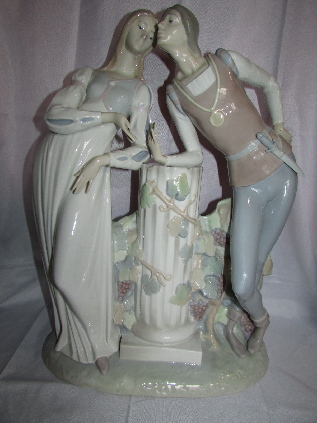 Lladro Retired #4750 Romeo and Juliet Glossy Figurine Beautiful Lladro Retired #4750 Romeo and Juliet Glossy Figurine Beautiful