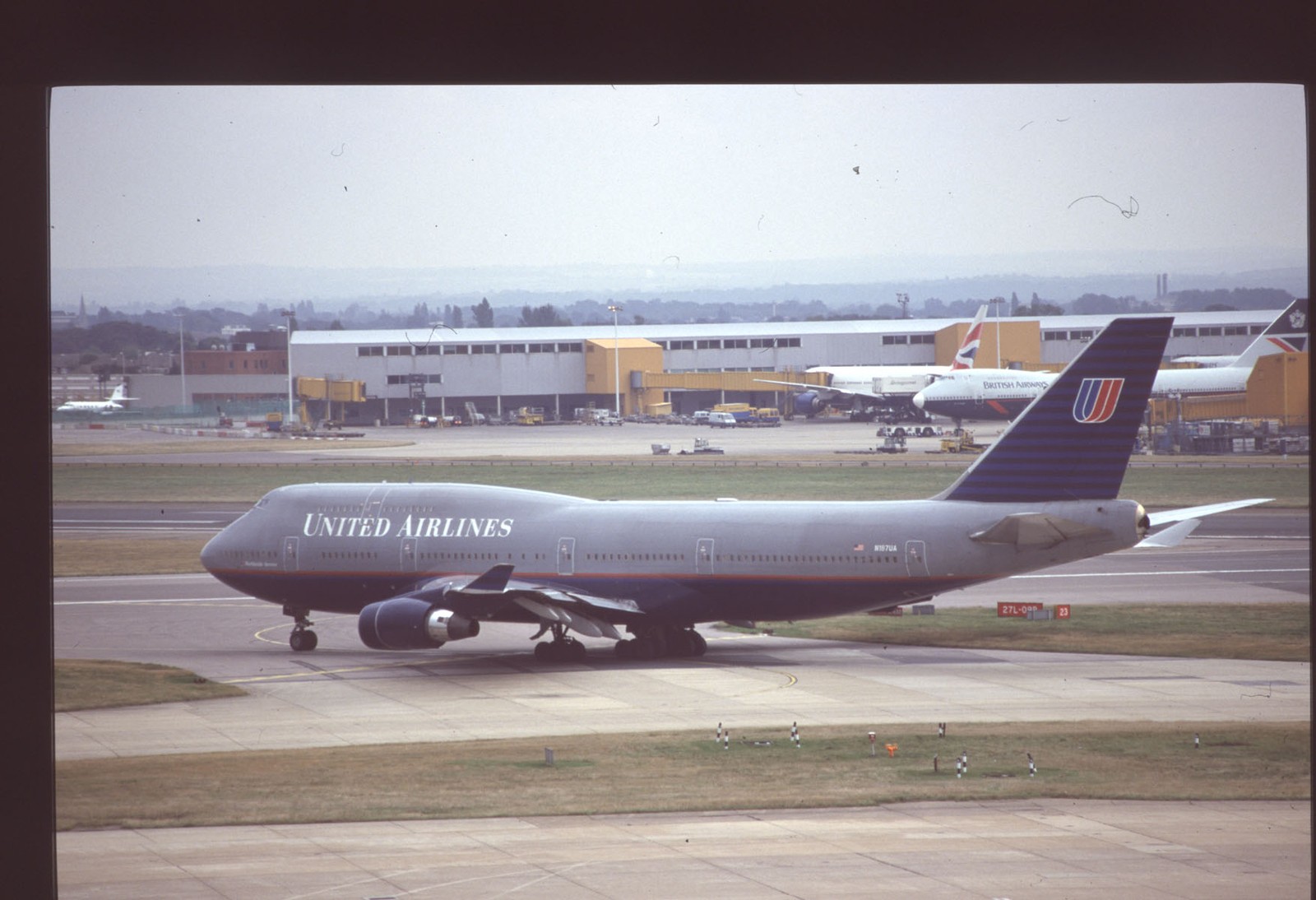 Orig 35mm airline slide United Airlines 747-422 N187UA Orig 35mm airline slide United Airlines 747-422 N187UA