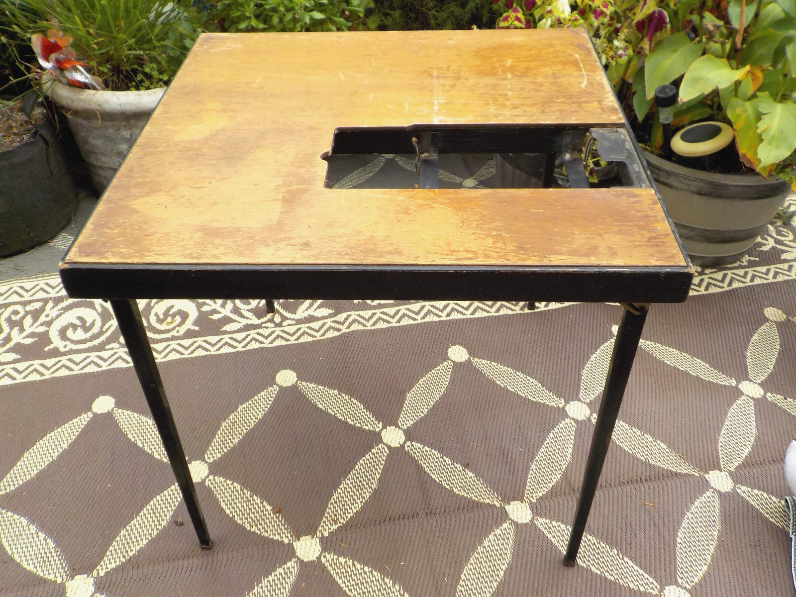 Vintage SINGER Featherweight Sewing Machine Wood Folding Table Vintage SINGER Featherweight Sewing Machine Wood Folding Table
