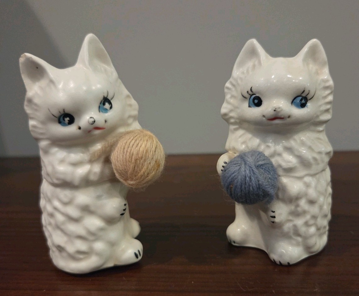 Enesco Vintage White Cat Salt And Pepper Shakers Holding Yarn Ball Japan Enesco Vintage White Cat Salt And Pepper Shakers Holding Yarn Ball Japan