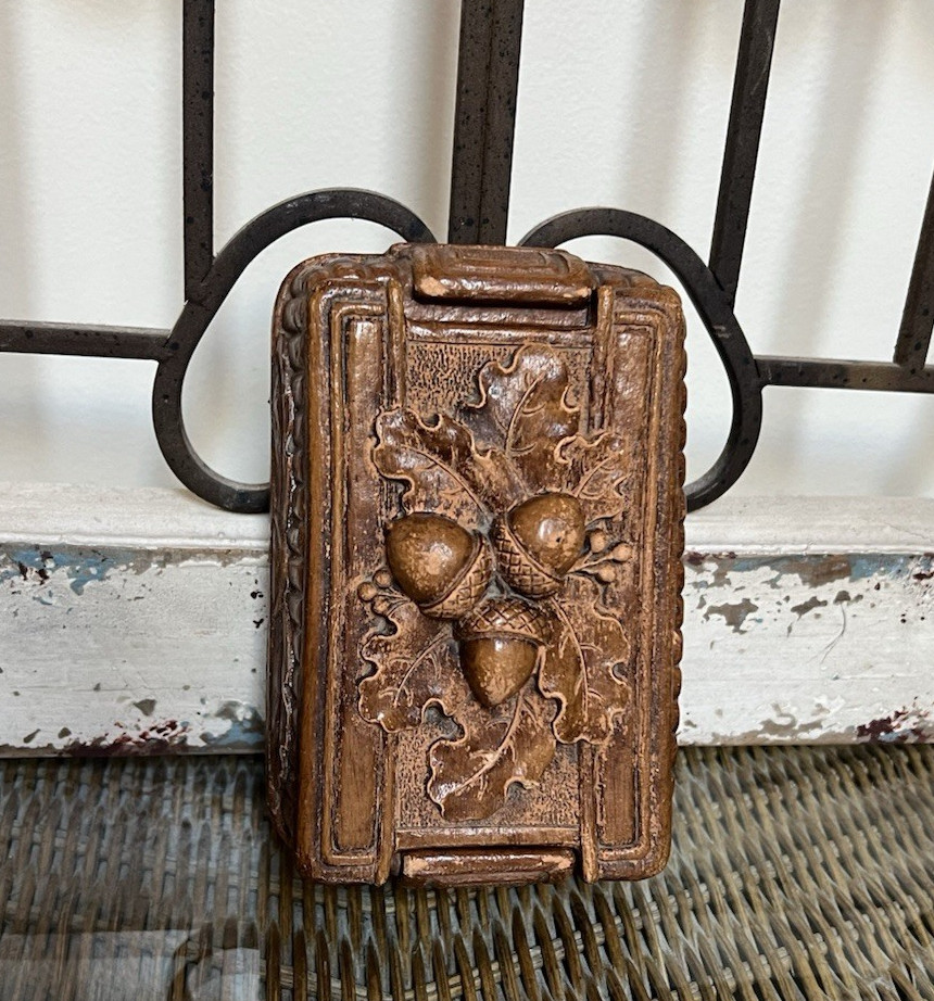 Vintage 1945-1955 Syroco Wood Carved Acorn Cigarette Box Made in USA