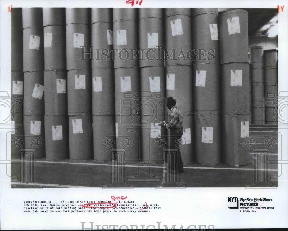 1984 Press Photo Worker Leon Smith of Crown Zellerbach's Inc. checks paper rolls 1984 Press Photo Worker Leon Smith of Crown Zellerbach's Inc. checks paper rolls