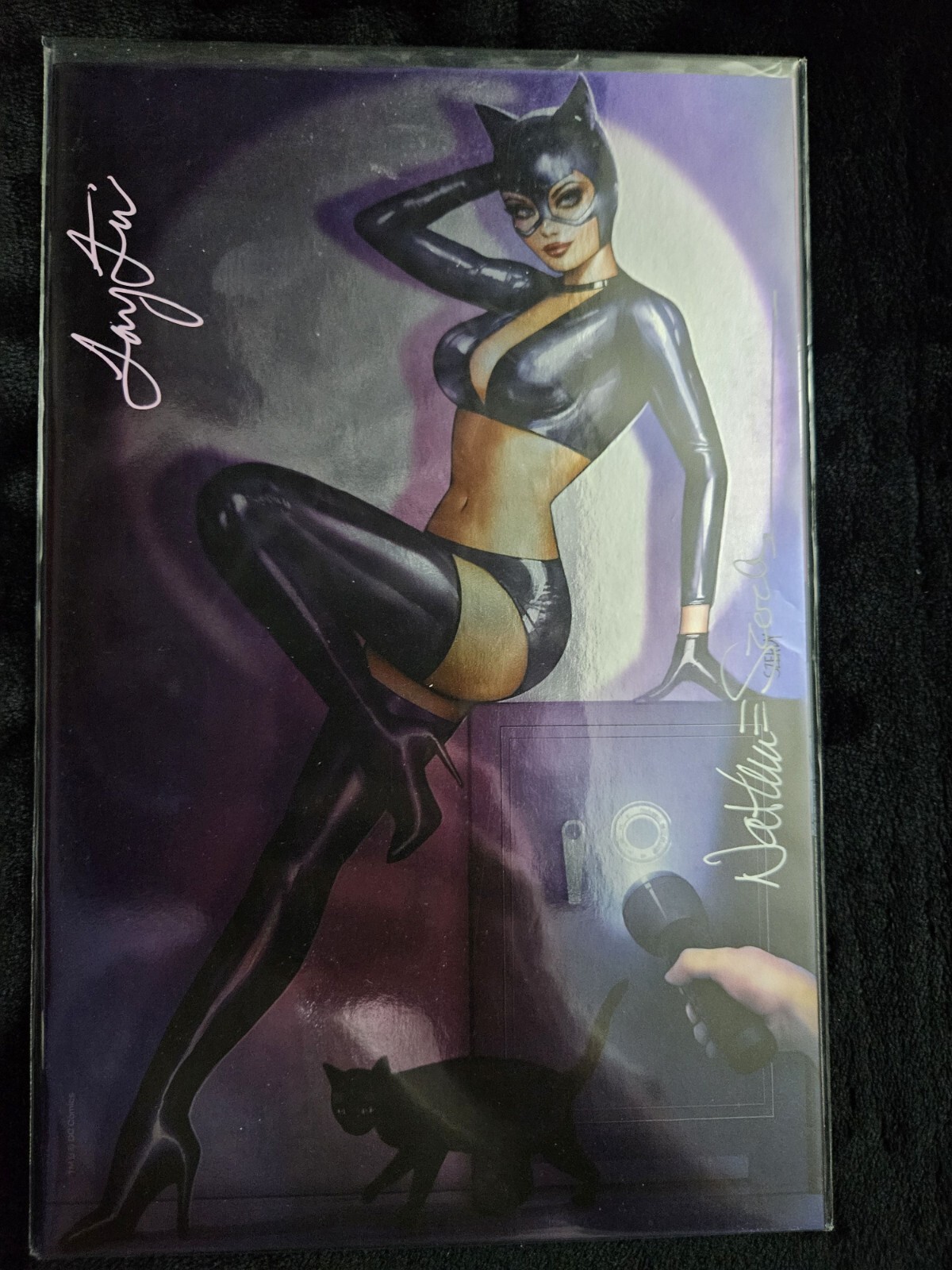 CATWOMAN #47 - NATHAN SZERDY - FOIL Virgin - Safe Cracker - Dual Signed CATWOMAN #47 - NATHAN SZERDY - FOIL Virgin - Safe Cracker - Dual Signed