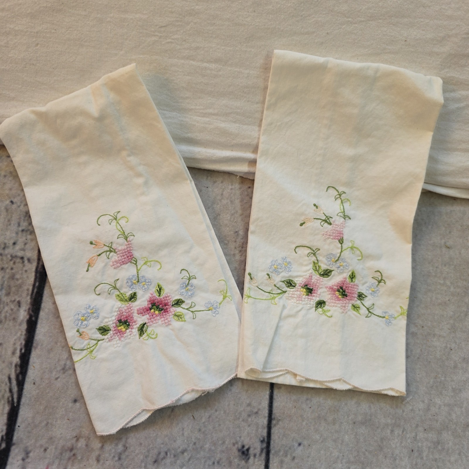 Vintage white cotton hand towels w embroidered floral medallion & scalloped edge Vintage white cotton hand towels w embroidered floral medallion & scalloped edge