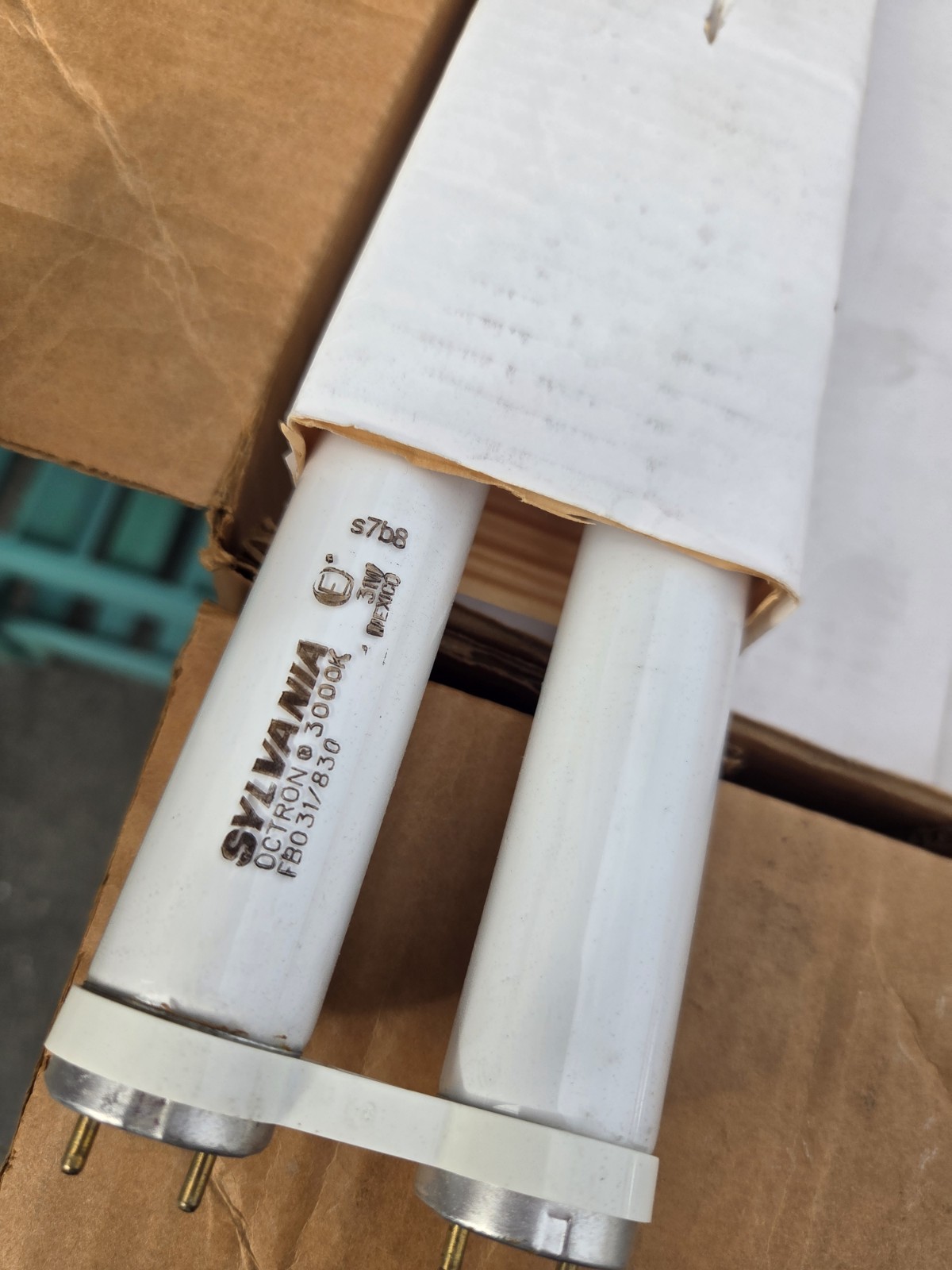 (Lot of 12) SYLVANIA FBO31/830 31 Watt T8 U-Bend Fluorescent Tube - 3000K (Lot of 12) SYLVANIA FBO31/830 31 Watt T8 U-Bend Fluorescent Tube - 3000K