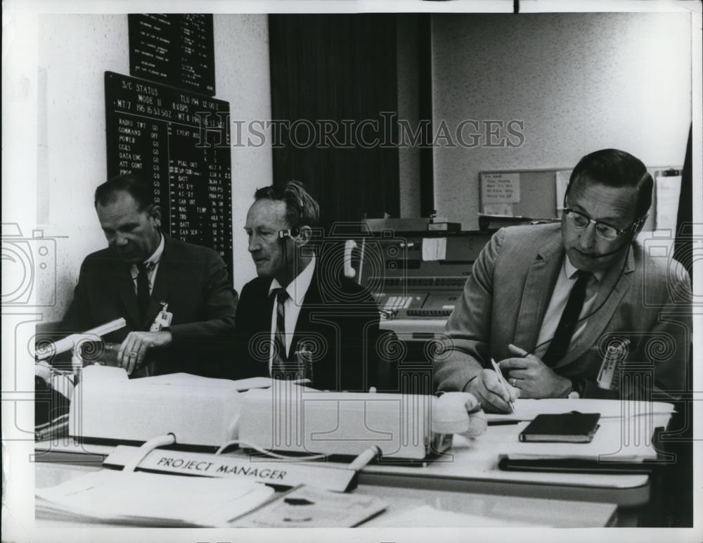 1965 Press Photo Pasadena Calif Checking progress of Nasa\'s Mariner Spacecraft 1965 Press Photo Pasadena Calif Checking progress of Nasa\'s Mariner Spacecraft