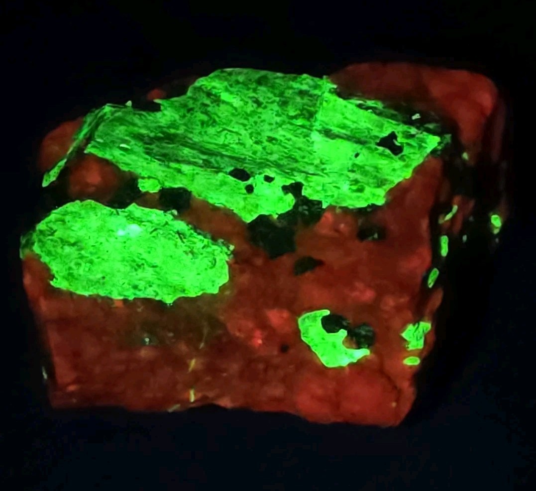 Fluorescent/Phosphorescent Willemite/Calcite With Franklinite 4.73 Oz Fluorescent/Phosphorescent Willemite/Calcite With Franklinite 4.73 Oz