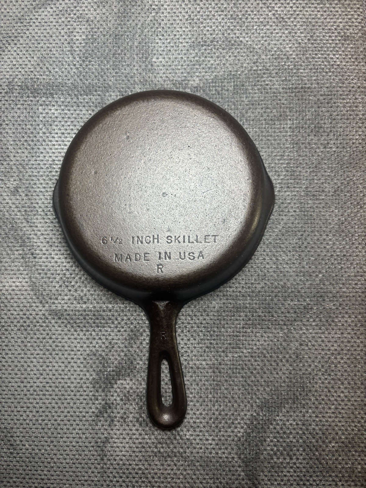 Vintage Unmarked Wagner Cast Iron 6 1/2 inch skillet - #3 Vintage Unmarked Wagner Cast Iron 6 1/2 inch skillet - #3